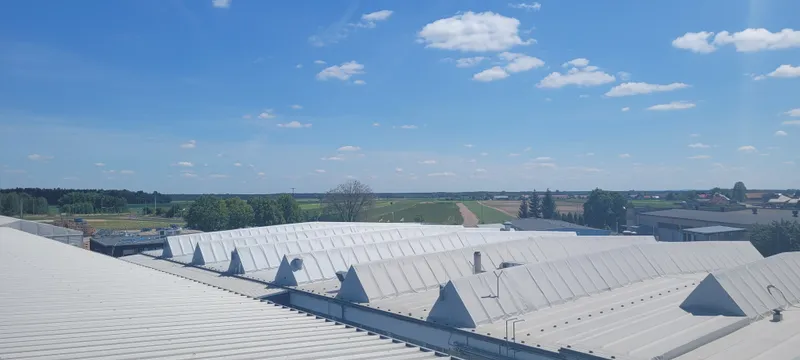 Pokrycie dachu płaskiego hali produkcyjnej — widok ogólny po renowacji