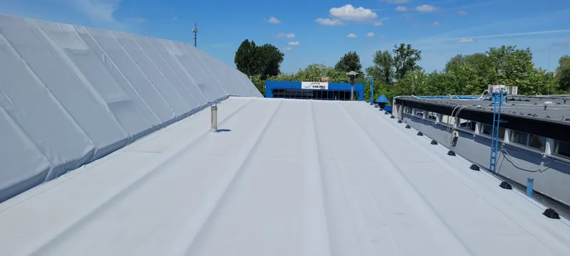 Nowa membrana PVC na dachu hali magazynowej — zbliżenie na połączenia