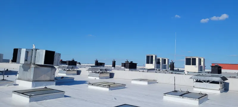 Zabezpieczenie dachu obiektu logistycznego membraną termozgrzewalną
