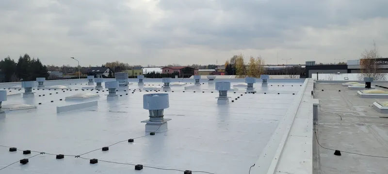 Uszczelnienie dylatacji na dachu hali produkcji elektroniki