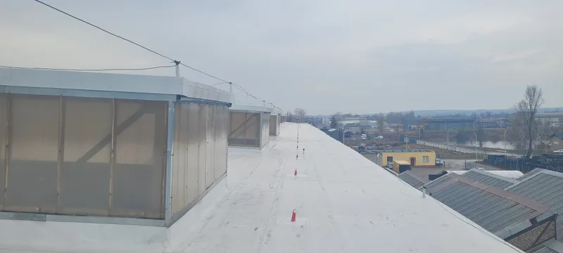 Powierzchnia dachu magazynu high-bay po renowacji pokrycia