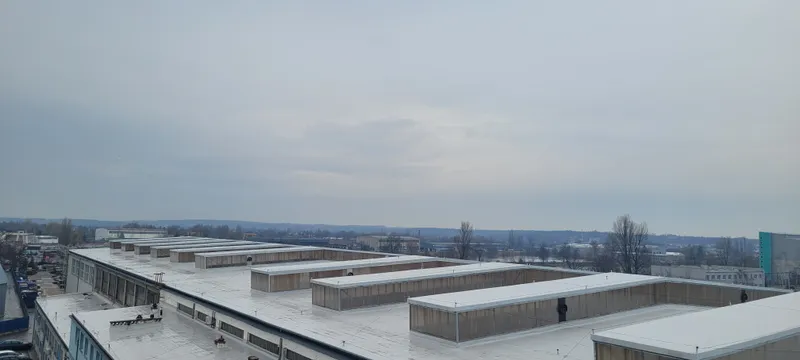Izolacja termiczna i membrana na dachu zakładu farmaceutycznego