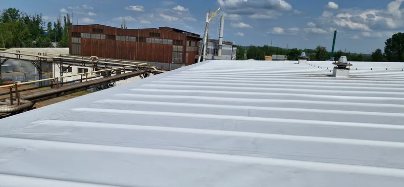 Przejścia instalacyjne na dachu hali produkcji chemicznej — uszczelnienia