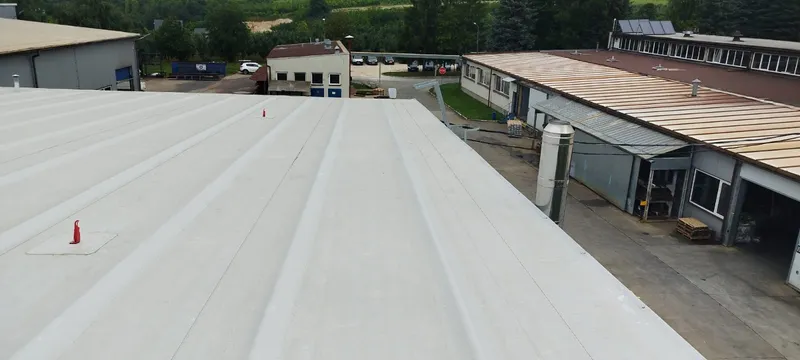 Ekipa montażowa DACHERMANN podczas układania membrany na dachu hali
