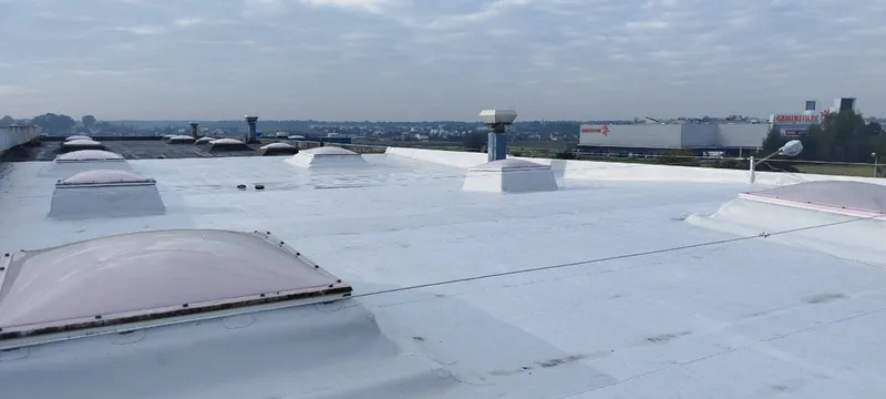 Czyszczenie wpustów dachowych i rynien na obiekcie przemysłowym