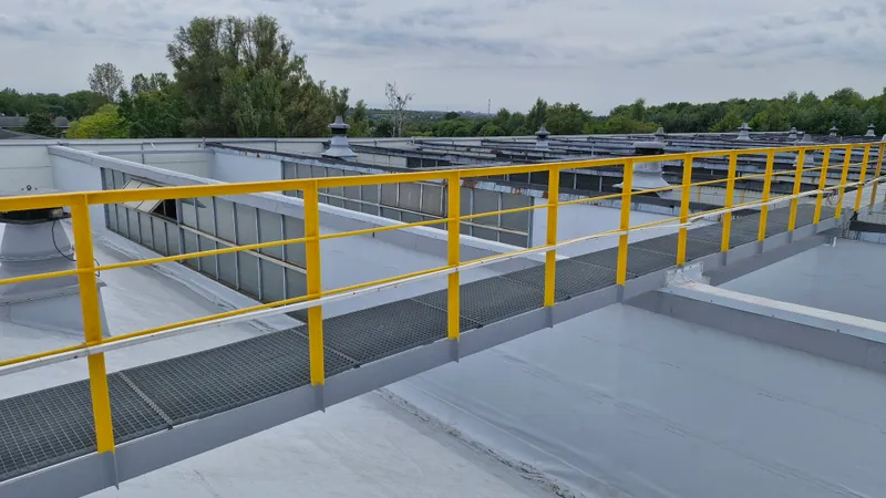 Sprawdzanie spadków i odpływów wody na dachu zakładu przetwórczego