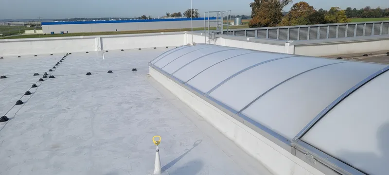 Uszczelnienie świetlika dachowego membraną PVC na hali produkcyjnej